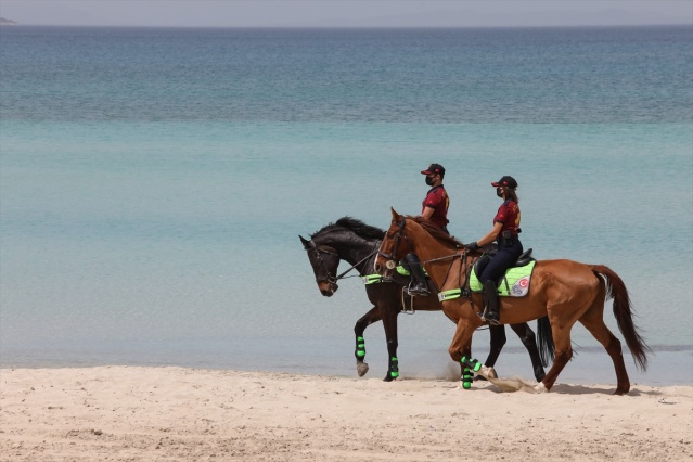 Atlı polisler turizm merkezi Çeşme sahillerini denetledi