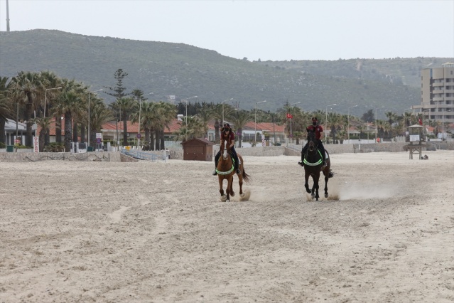 Atlı polisler turizm merkezi Çeşme sahillerini denetledi