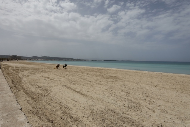 Atlı polisler turizm merkezi Çeşme sahillerini denetledi