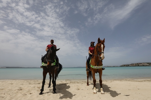 Atlı polisler turizm merkezi Çeşme sahillerini denetledi