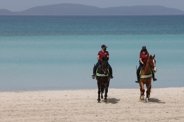 Atlı polisler turizm merkezi Çeşme sahillerini denetledi