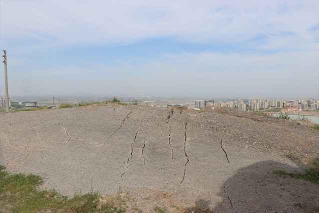 İzmir'de zeminde çatlaklar görülen mahalledeki 5 ev daha boşaltıldı