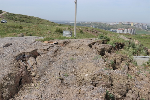 İzmir'de zeminde çatlaklar görülen mahalledeki 5 ev daha boşaltıldı