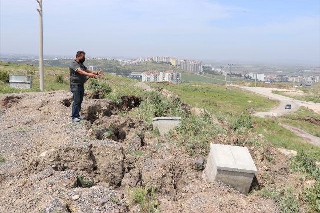 İzmir'de zeminde çatlaklar görülen mahalledeki 5 ev daha boşaltıldı