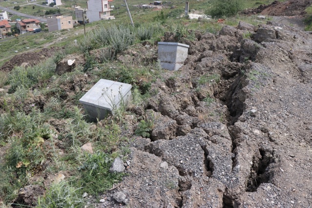 İzmir'de zeminde çatlaklar görülen mahalledeki 5 ev daha boşaltıldı