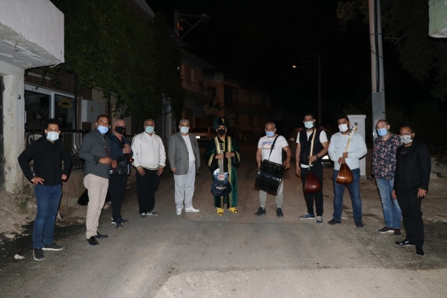 İzmirli sanatçılar vatandaşları orkestra eşliğinde sahura kaldırdı