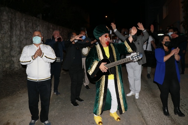 İzmirli sanatçılar vatandaşları orkestra eşliğinde sahura kaldırdı