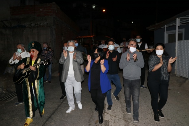 İzmirli sanatçılar vatandaşları orkestra eşliğinde sahura kaldırdı