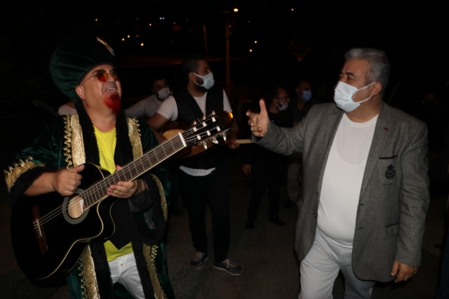 İzmirli sanatçılar vatandaşları orkestra eşliğinde sahura kaldırdı