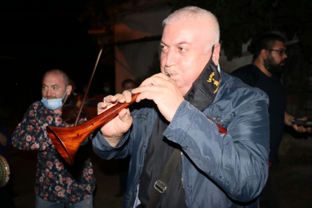 İzmirli sanatçılar vatandaşları orkestra eşliğinde sahura kaldırdı