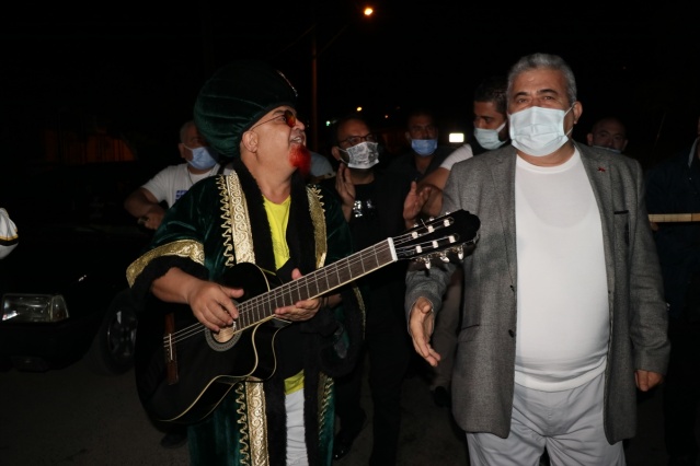 İzmirli sanatçılar vatandaşları orkestra eşliğinde sahura kaldırdı