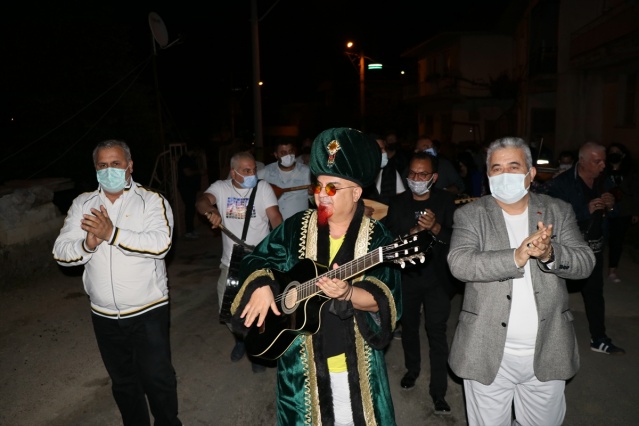 İzmirli sanatçılar vatandaşları orkestra eşliğinde sahura kaldırdı