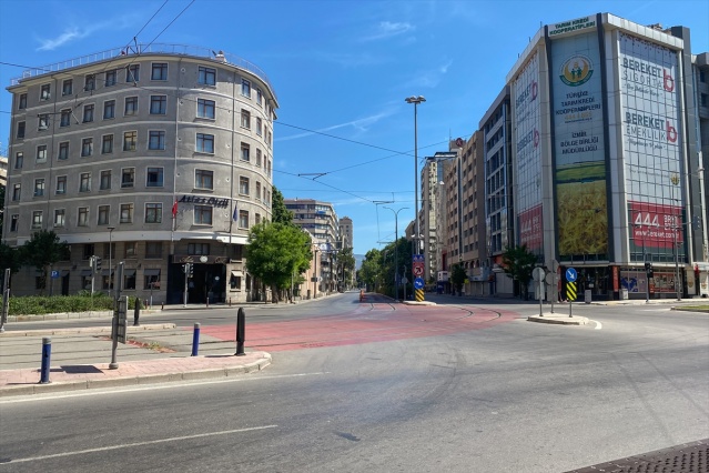 İzmir sokaklarında tam kapanma sessizliği