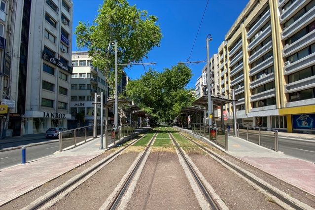 İzmir sokaklarında tam kapanma sessizliği