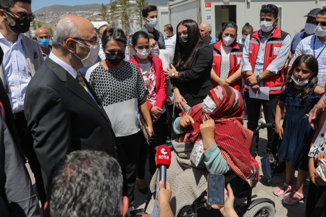 Vali Köşger, konteyner kentteki depremzedelerle bayramlaştı