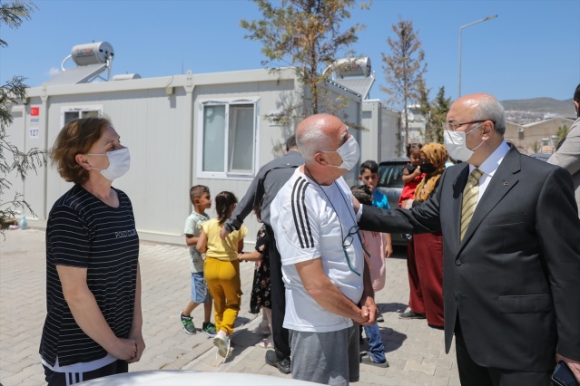 Vali Köşger, konteyner kentteki depremzedelerle bayramlaştı