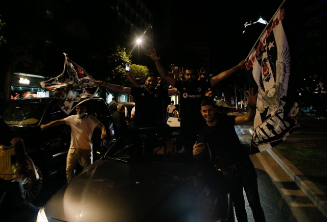 İzmir'de Beşiktaş taraftarları şampiyonluğu kutladı