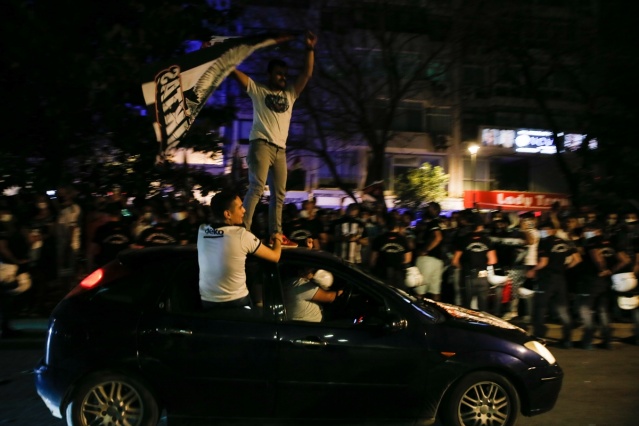 İzmir'de Beşiktaş taraftarları şampiyonluğu kutladı