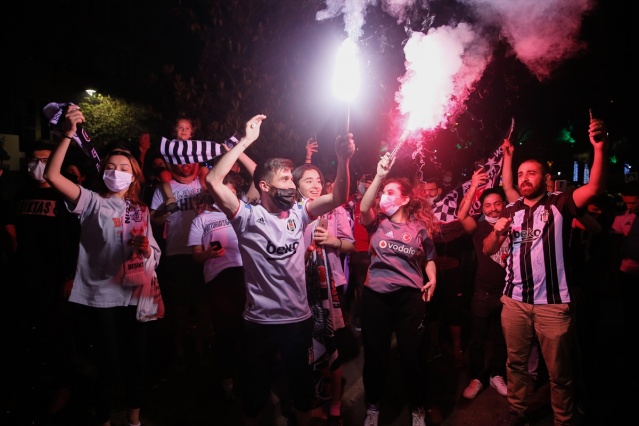 İzmir'de Beşiktaş taraftarları şampiyonluğu kutladı