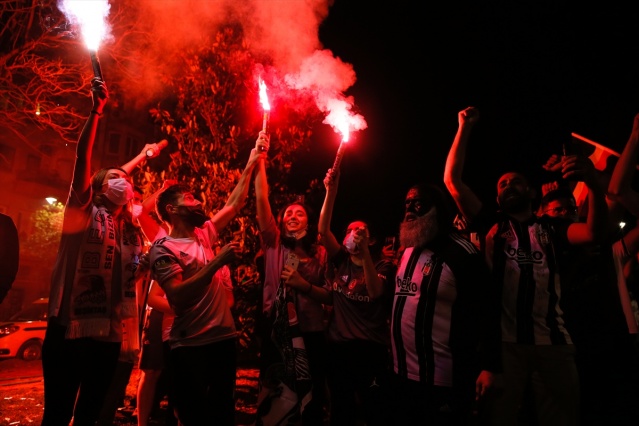 İzmir'de Beşiktaş taraftarları şampiyonluğu kutladı