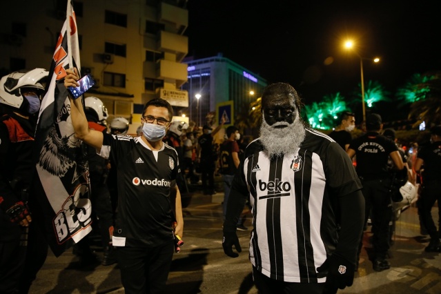 İzmir'de Beşiktaş taraftarları şampiyonluğu kutladı