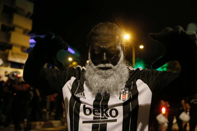 İzmir'de Beşiktaş taraftarları şampiyonluğu kutladı