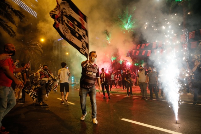 İzmir'de Beşiktaş taraftarları şampiyonluğu kutladı