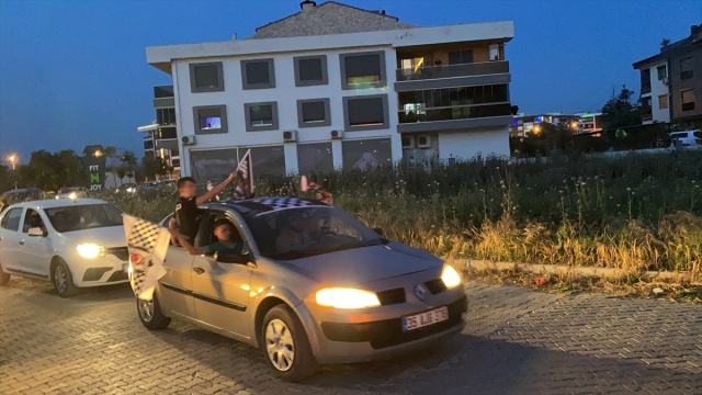 Beşiktaş taraftarları İzmir'de çifte şampiyonluğu kutladı!