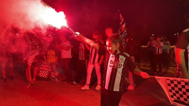 Beşiktaş taraftarları İzmir'de çifte şampiyonluğu kutladı!