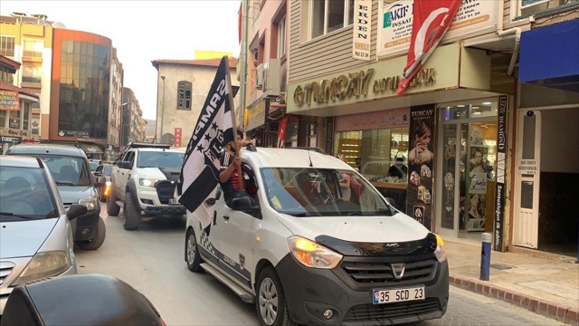 Beşiktaş taraftarları İzmir'de çifte şampiyonluğu kutladı!