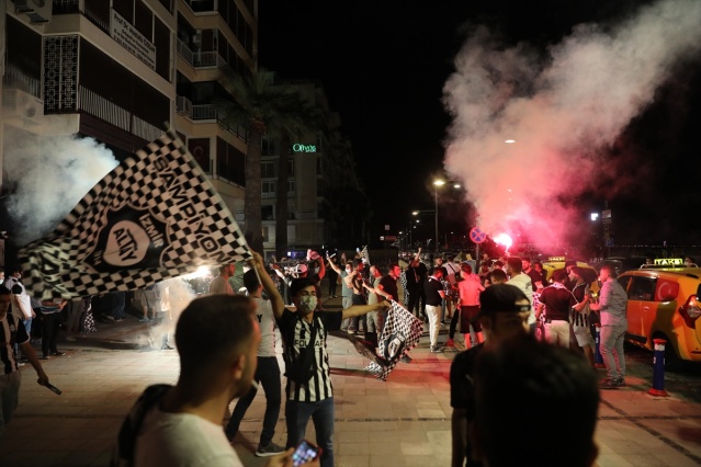 Altaylı taraftarlar, takımlarının Süper Lig'e çıkmasını kutladı