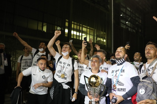 Süper Lig'e yükselen Altay'ı İzmir'de taraftarlar karşıladı