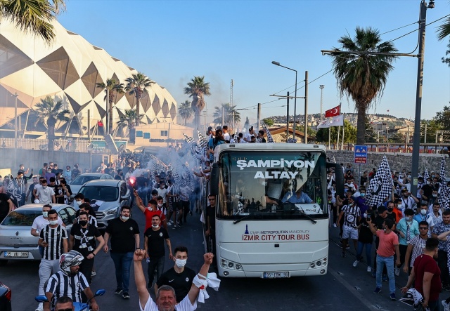 Süper Lig vizesi alan Altay İzmir'de şampiyonluğunu kutladı