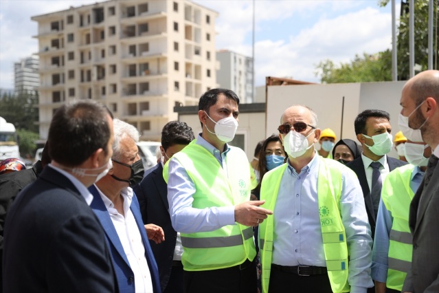 Bakan Kurum, İzmir'de depremzedeler için yapılan konutları inceledi