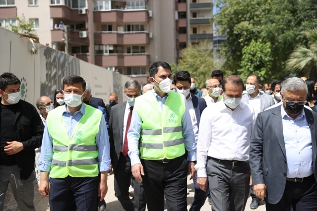 Bakan Kurum, İzmir'de depremzedeler için yapılan konutları inceledi