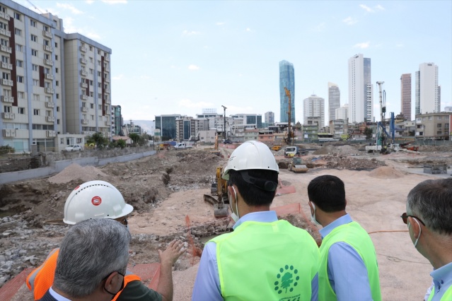 Bakan Kurum, İzmir'de depremzedeler için yapılan konutları inceledi