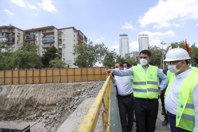 Bakan Kurum, İzmir'de depremzedeler için yapılan konutları inceledi