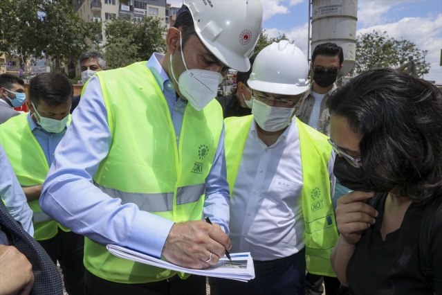 Bakan Kurum, İzmir'de depremzedeler için yapılan konutları inceledi