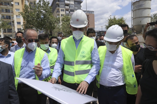 Bakan Kurum, İzmir'de depremzedeler için yapılan konutları inceledi