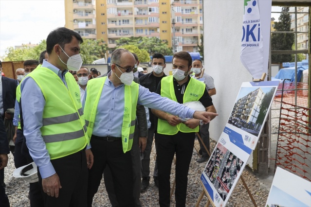 Bakan Kurum, İzmir'de depremzedeler için yapılan konutları inceledi