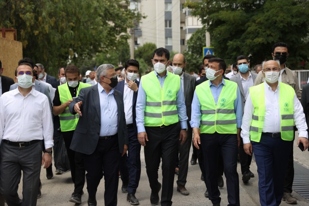 Bakan Kurum, İzmir'de depremzedeler için yapılan konutları inceledi