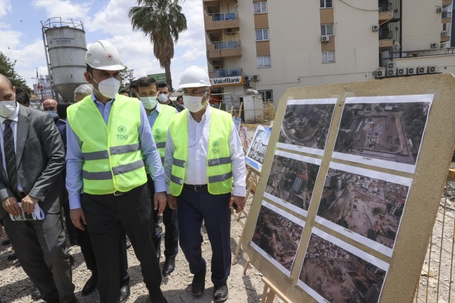 Bakan Kurum, İzmir'de depremzedeler için yapılan konutları inceledi