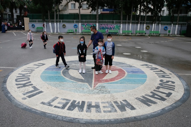 İzmir'de ilkokul öğrencileri yüz yüze eğitimin başlamasıyla okullarına kavuştu