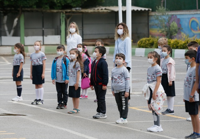 İzmir'de ilkokul öğrencileri yüz yüze eğitimin başlamasıyla okullarına kavuştu