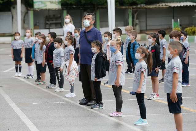 İzmir'de ilkokul öğrencileri yüz yüze eğitimin başlamasıyla okullarına kavuştu