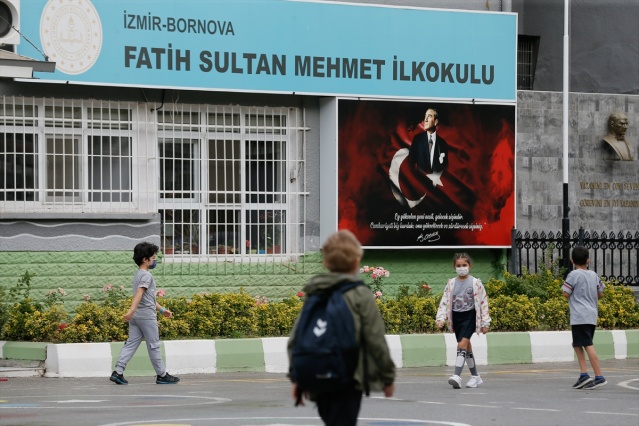 İzmir'de ilkokul öğrencileri yüz yüze eğitimin başlamasıyla okullarına kavuştu