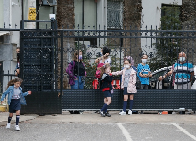 İzmir'de ilkokul öğrencileri yüz yüze eğitimin başlamasıyla okullarına kavuştu