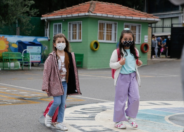 İzmir'de ilkokul öğrencileri yüz yüze eğitimin başlamasıyla okullarına kavuştu