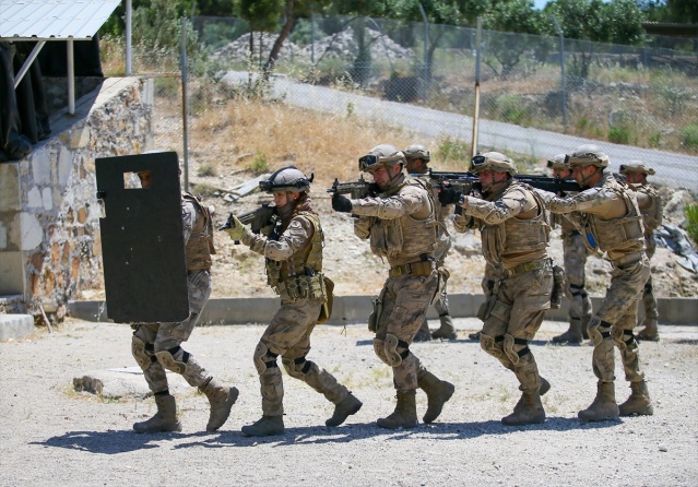 Yerleşim birimlerindeki terör operasyonları için eğitim alan ilk kadın astsubay