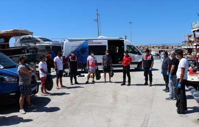 İzmir'de Jandarma SAK Timi denizde atık topladı